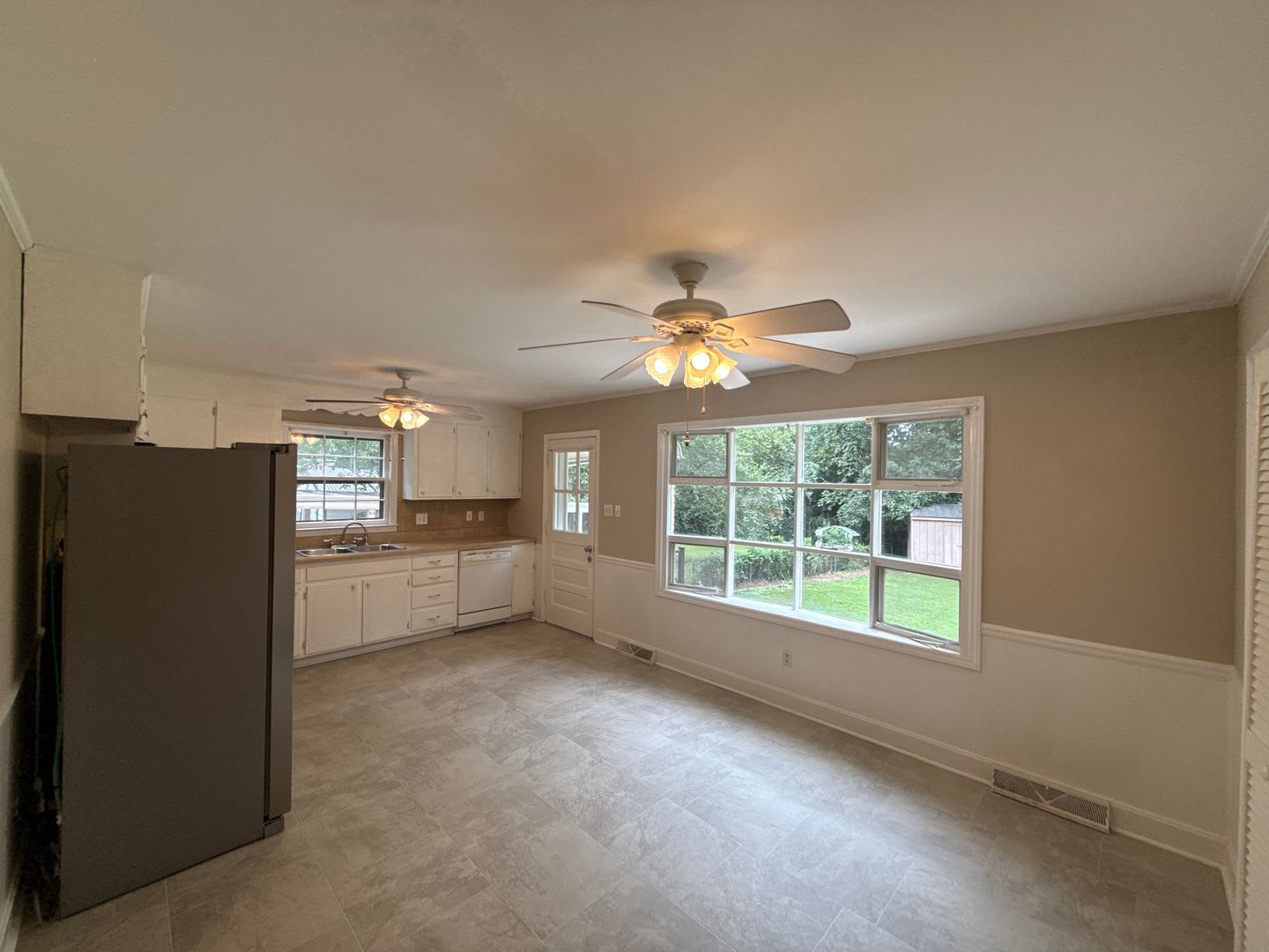 Charming Brick Ranch Home In Cambridge Park Community – photo 4