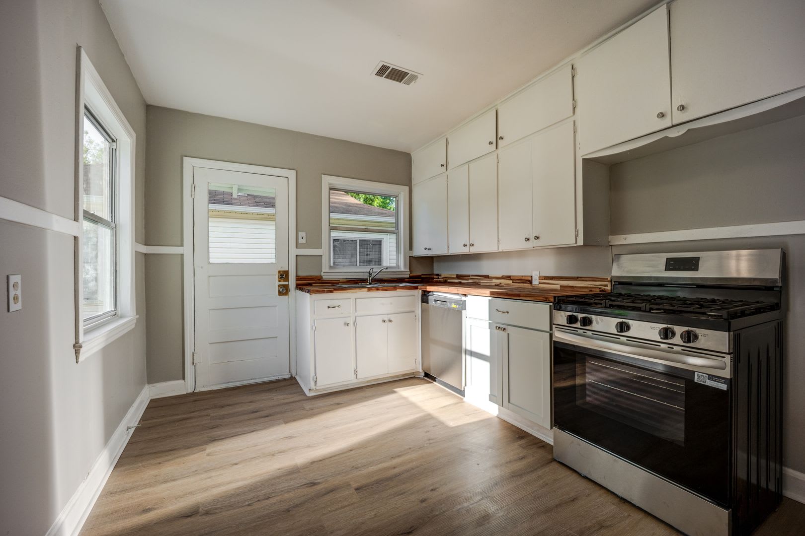 Freshly Updated 3 Bedroom House – photo 2