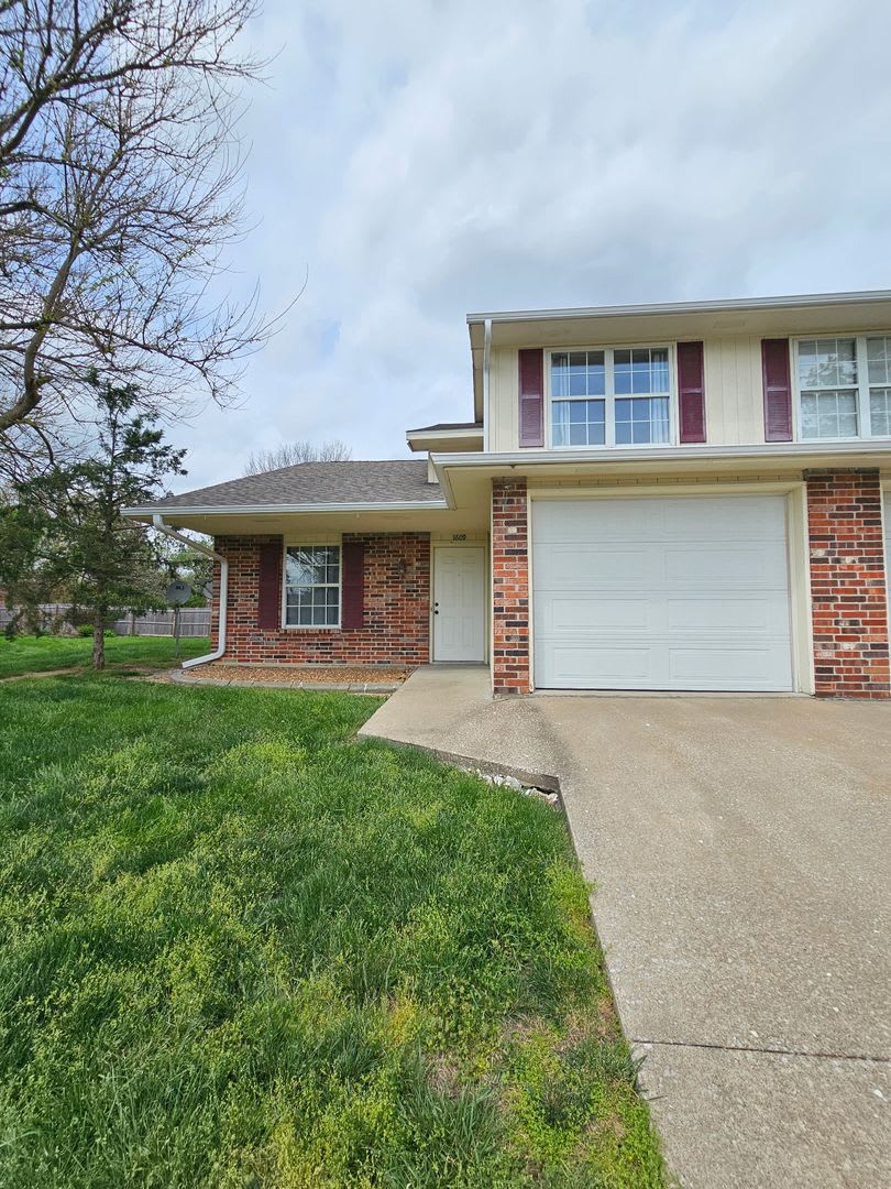 3 bed, 2 bath Duplex, South Columbia – photo 1