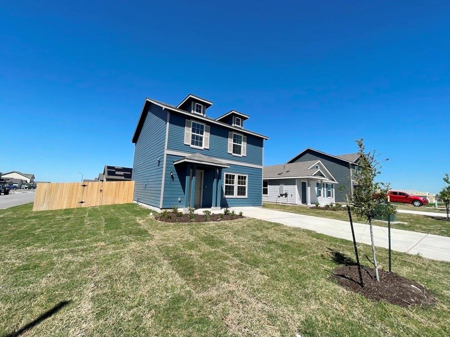 Great 2 story, 3 bedroom, 2.5 bathroom home available in Rancho del Cielo subdivision! – photo 2