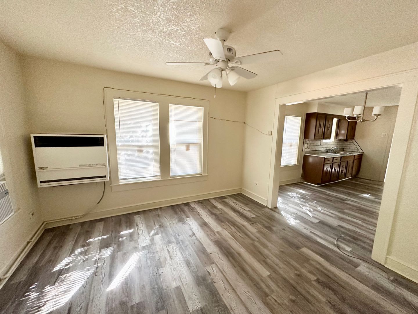 *** Accepting Housing ***Charming 2/1 with an additional living room or a 3rd bedroom – photo 5