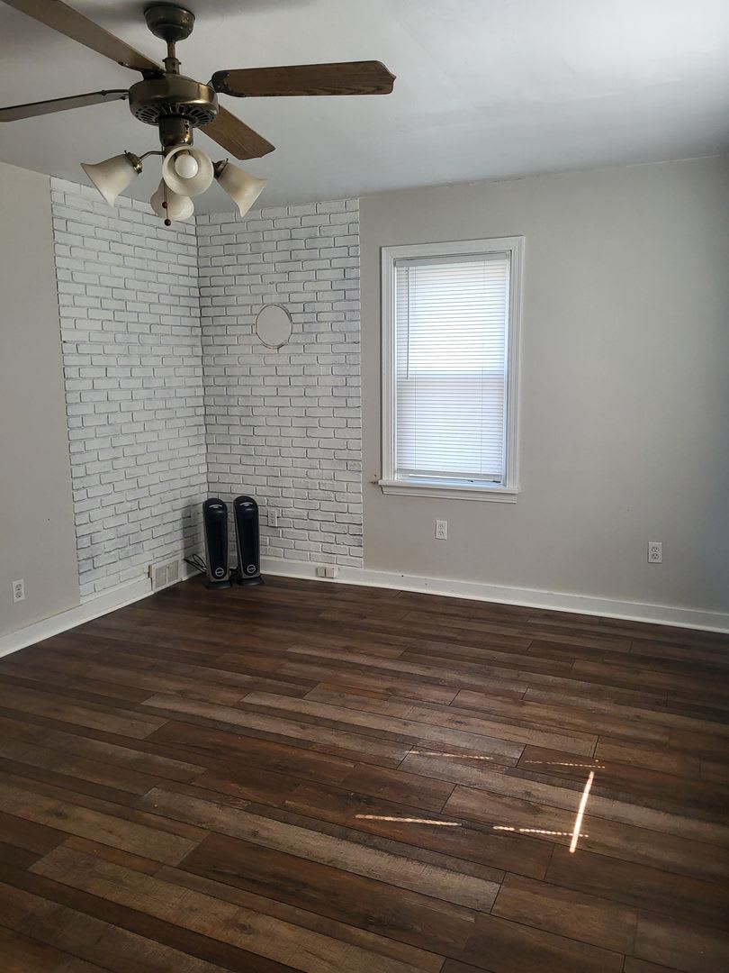 Three bedroom two bath with bonus room located in North Hills! – photo 3