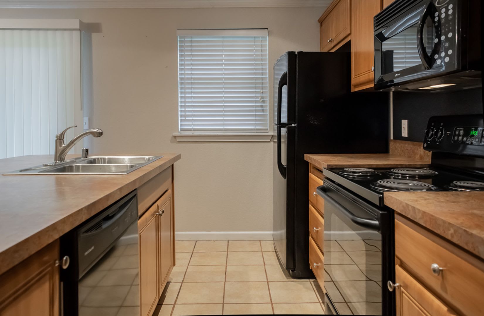 **Move-In Special**3 bed 2 bath rambler w/ 2 car garage & fully fenced backyard! – photo 3