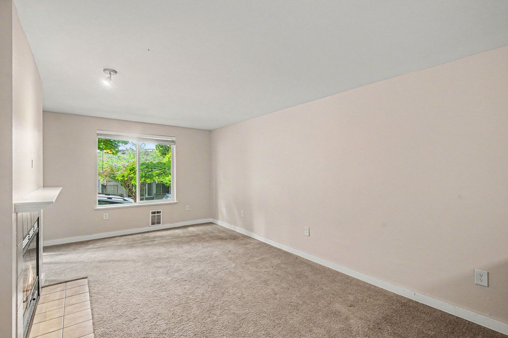 Charming Ground-Floor Condo in the Heart of Greenwood! $1,700 only!! August move in! – photo 4