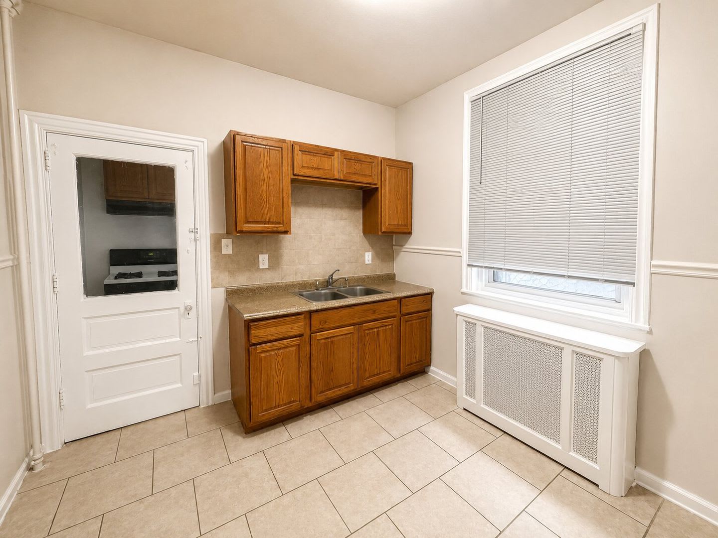3 Bedroom Philadelphia Rowhome Spacious Layout Convenient Strawberry Mansion Location – photo 3