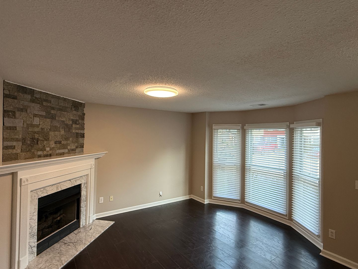 Spacious 3 Bedroom Townhome With Fireplace Private Fenced Backyard – photo 4