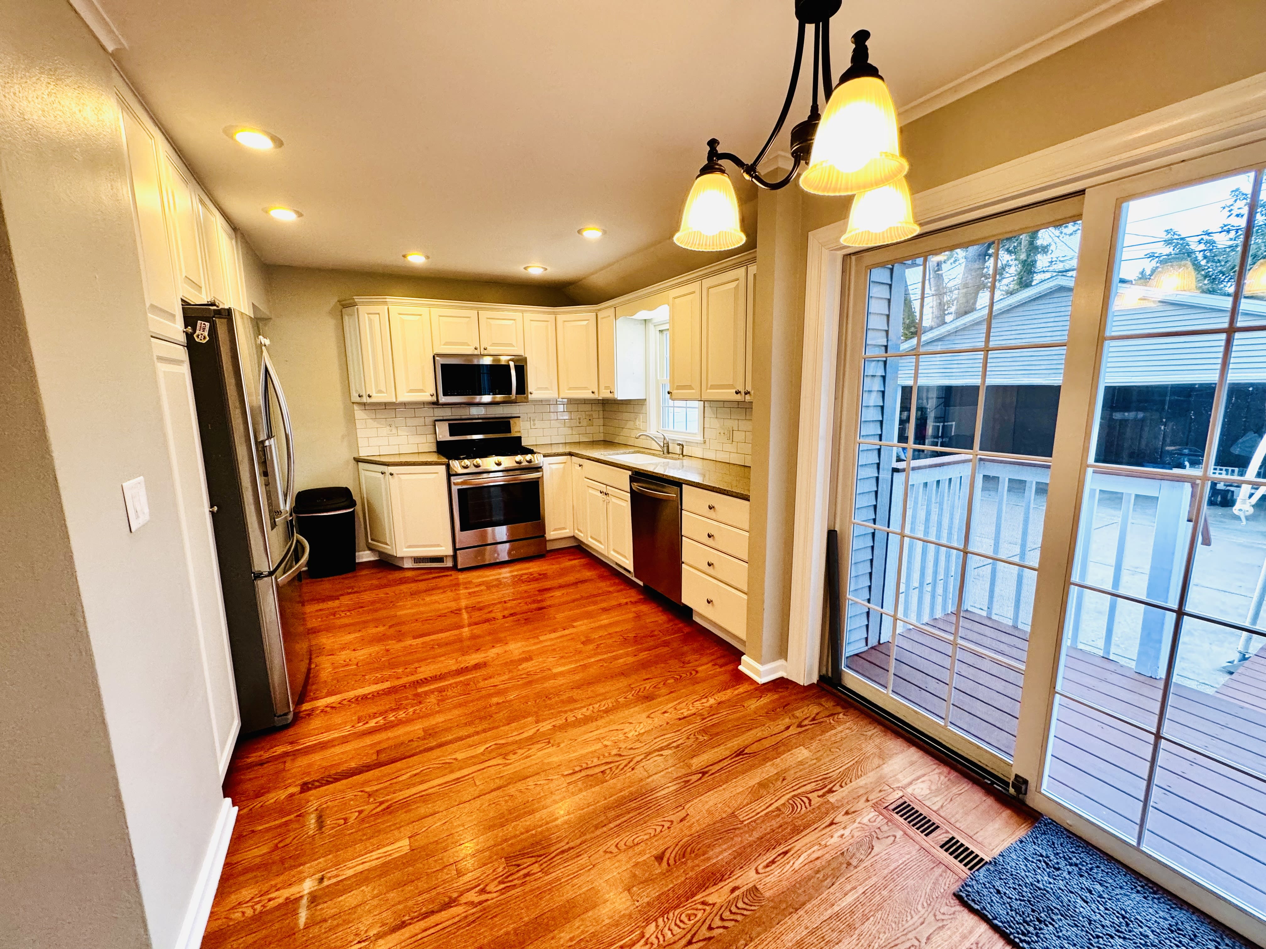 1027 E Elmhurst Ave – photo 2