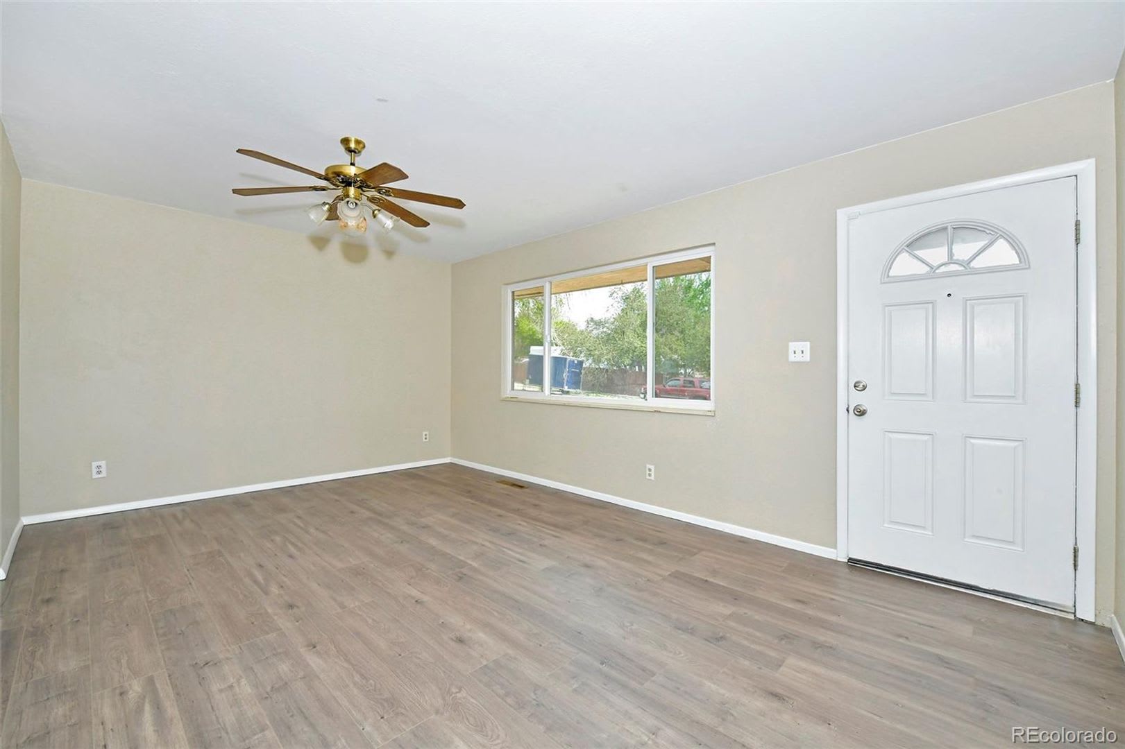 Great house near UCCS with 2x kitchen and 2x laundry! – photo 3