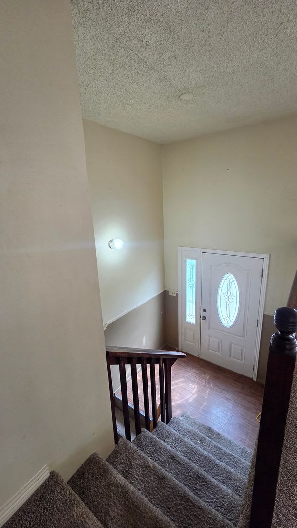 Large Four Bedroom House with Double garage and Fenced Yard – photo 2