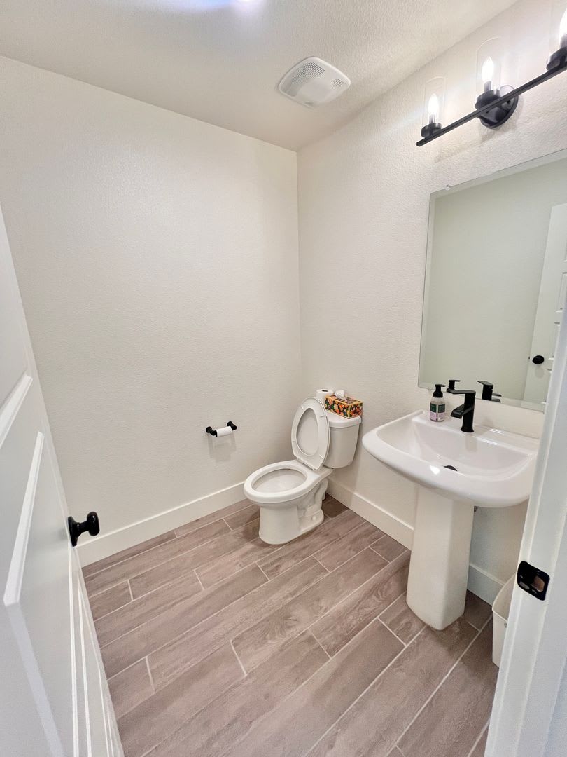 REDUCED! Spacious, Modern 4-Bedroom 2.5 Bath Home plus Den, Prime Location! With Solar! – photo 5