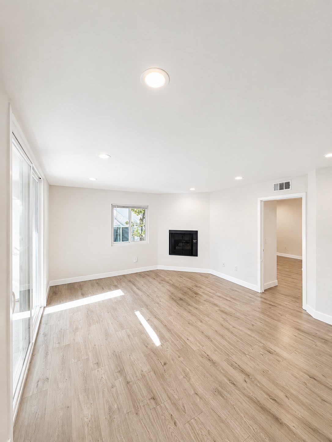 1943 Tamarind Ave – photo 2