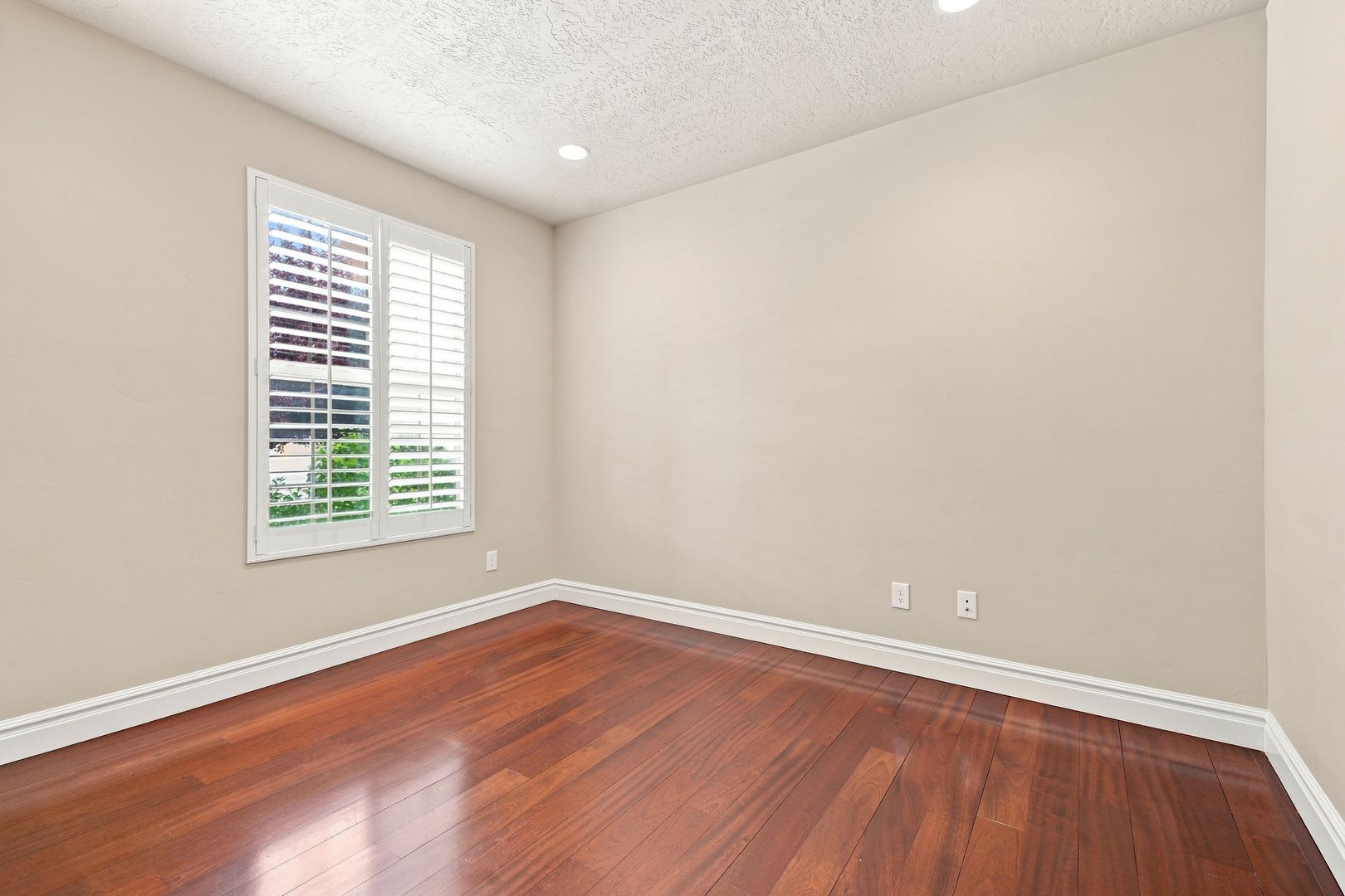 Quiet & Spacious 4 Bed Holladay Home – Walk-In Closets & Big Backyard!!! – photo 4