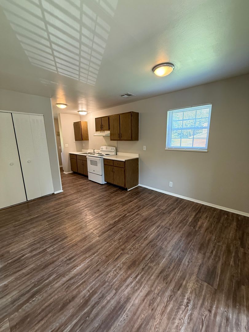 One bedroom bungalow with all-in-one washer/dryer – photo 2