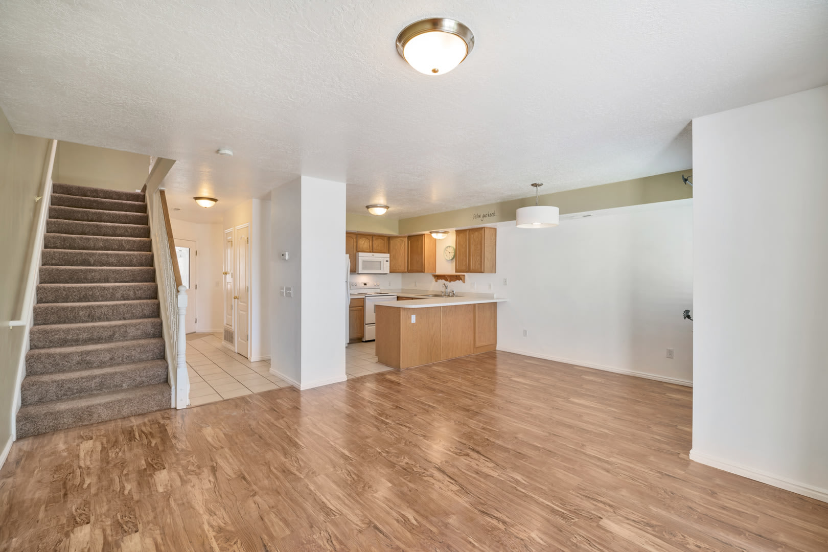 Beautiful Pet Friendly 3 bed/2.5 bath Townhome in Layton! Available NOW! – photo 5