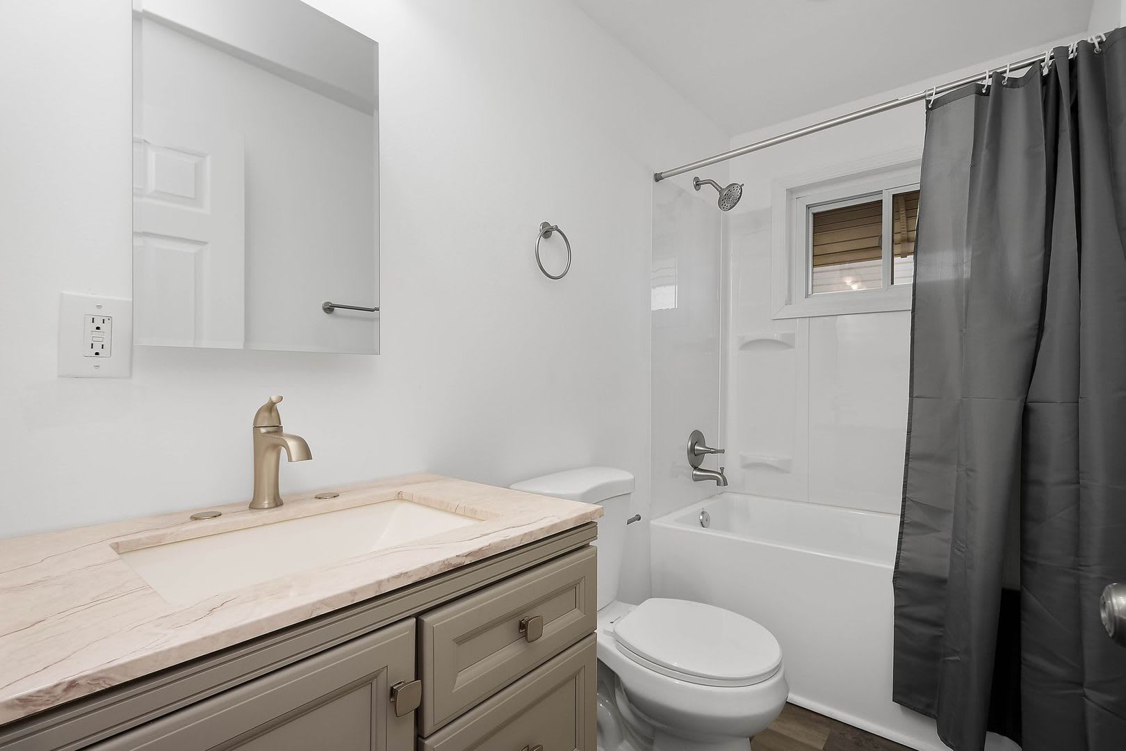 Score 50 Off 1St Month S Rent If Signed By August 28 Beautiful 2 Bedroom Home In Port Vue Available Now – photo 2