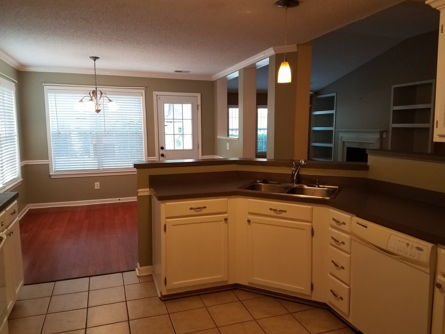 Great One Story With Bonus Room Over Garage – photo 2
