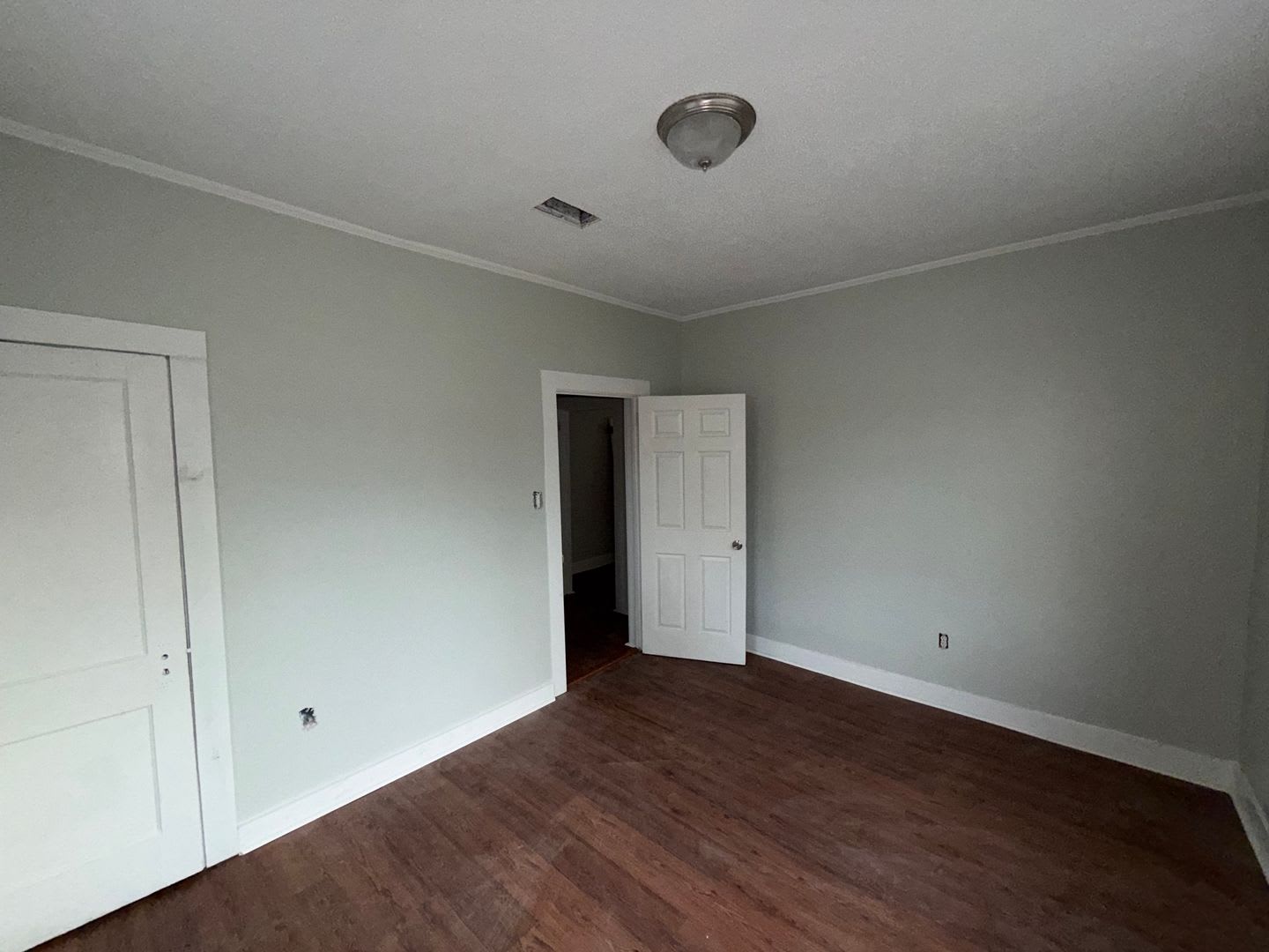 5 bedrooms 2 baths – photo 3