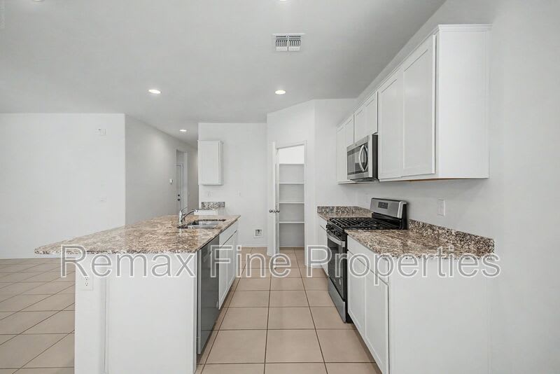 15543 W Desert Hollow Drive – photo 3
