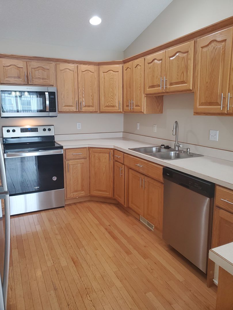3 Bed 2 Bath Twin Home Fenced Yard Double Garage – photo 3