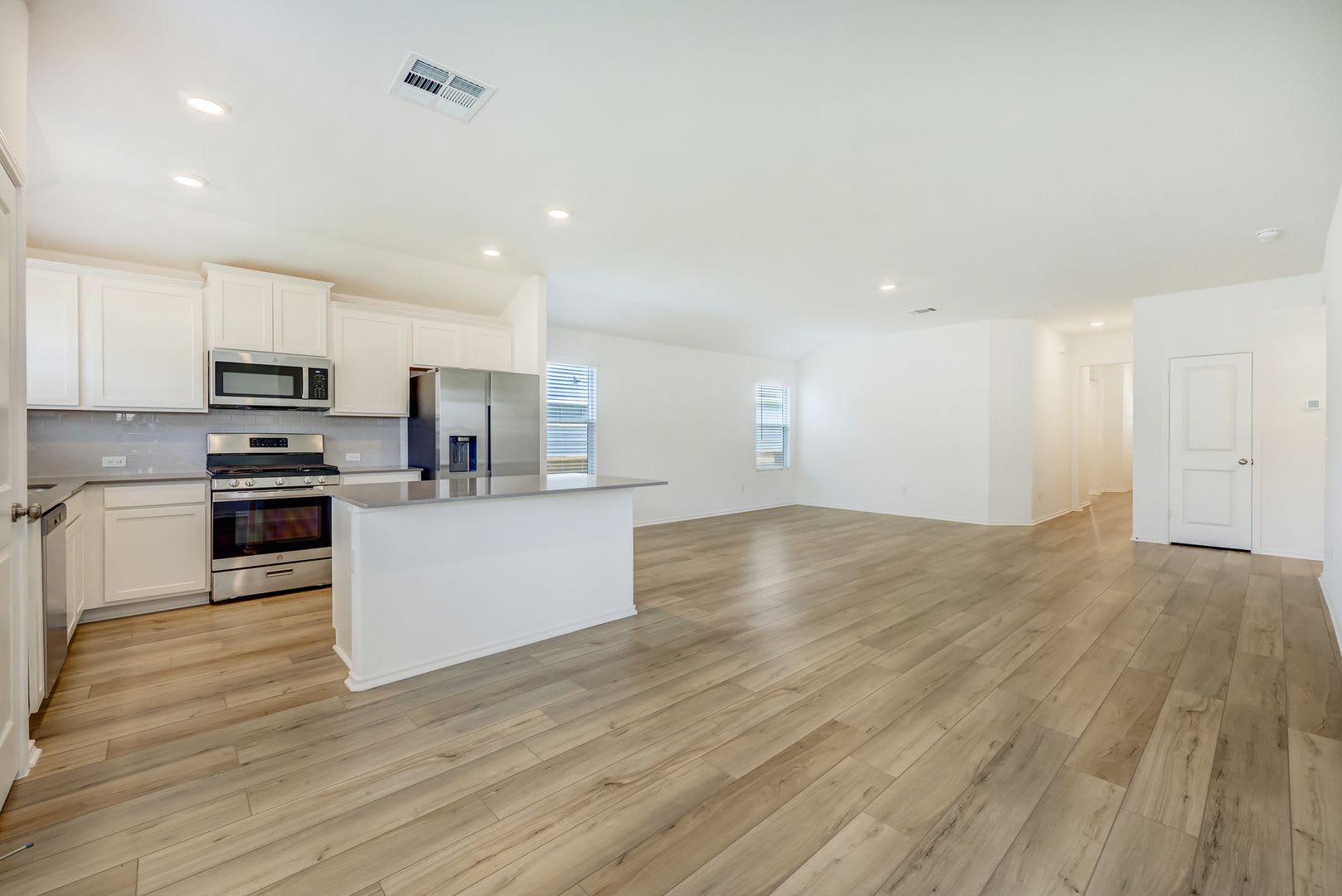 Coming Soon Beautiful 3 Bedroom 2 Bath – photo 4