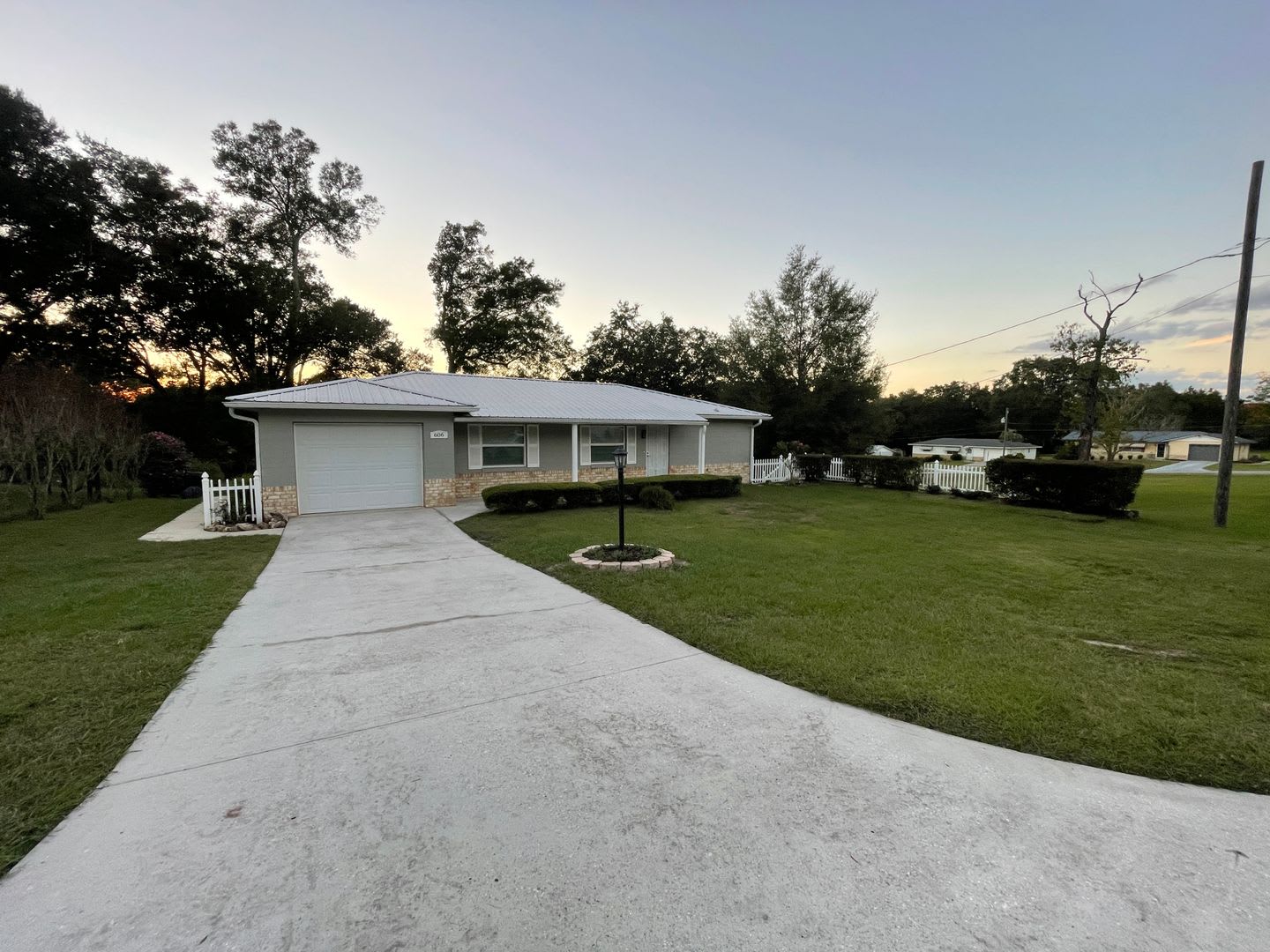 Beautiful 2/2 with large yard, Florida room, new floors, and updated bathrooms! – photo 1