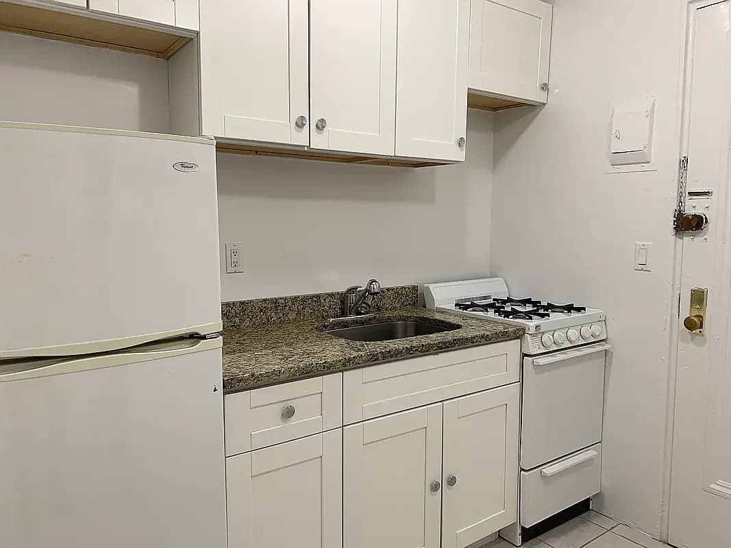 270 West 25th Street – photo 3