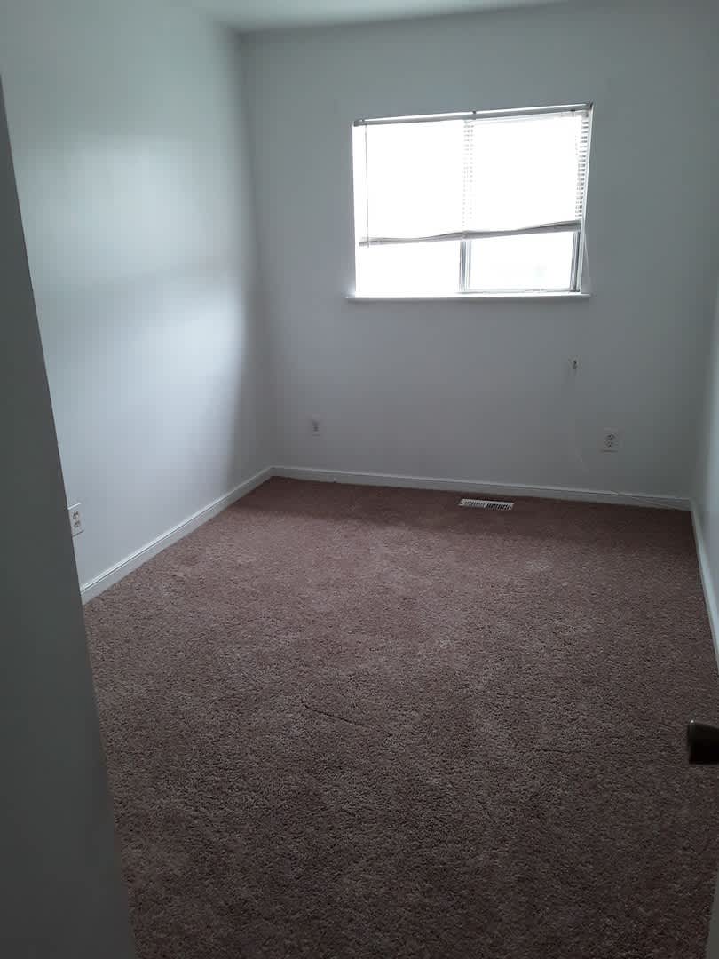Three bedroom townhome with small, fenced-in patio/ yard area. – photo 5