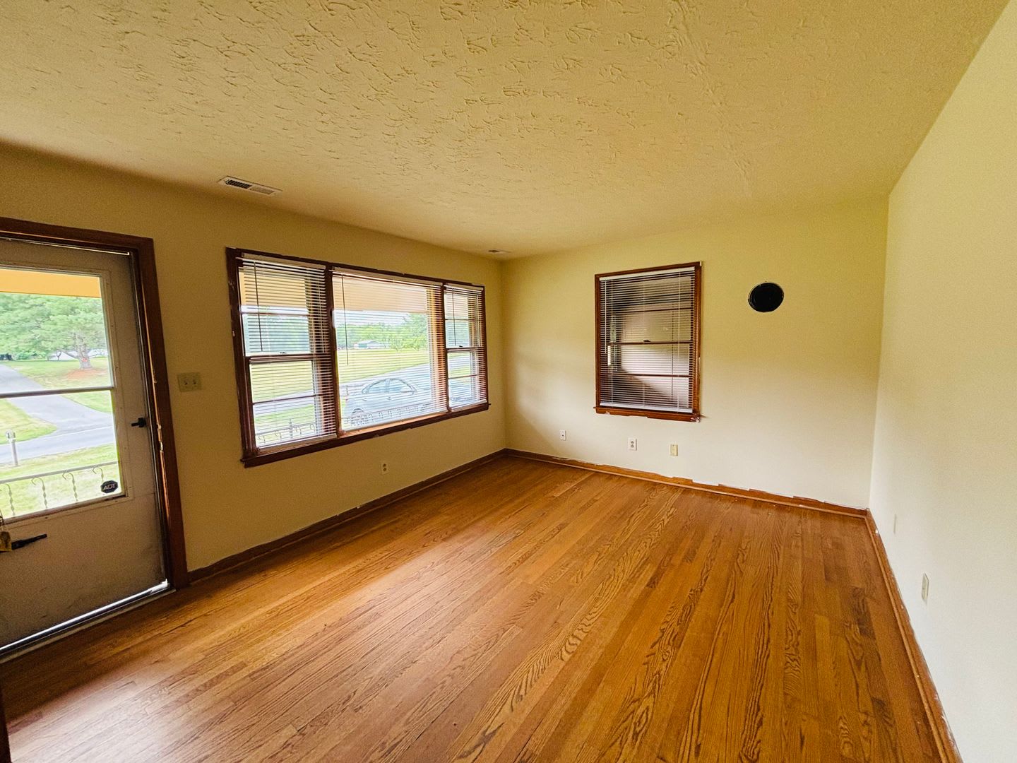 3 Bedroom, 1 Bath House – photo 3