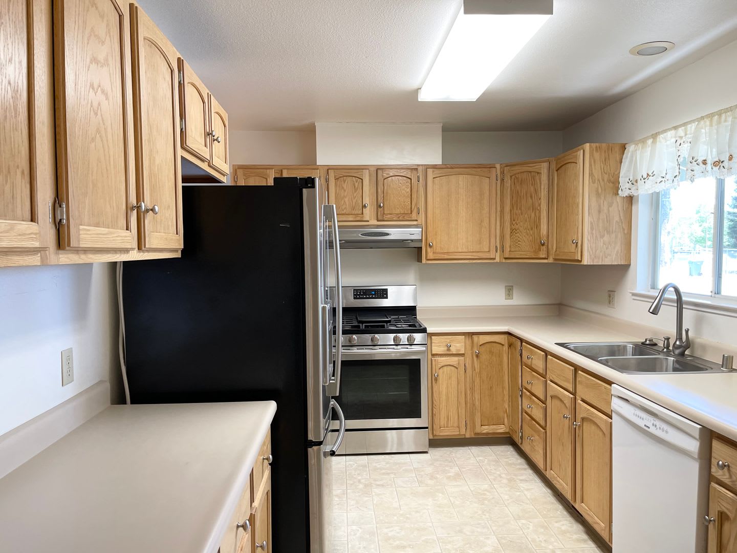 Centrally Located 3 Bedroom Duplex in Windsor with a Single Car Garage! – photo 2