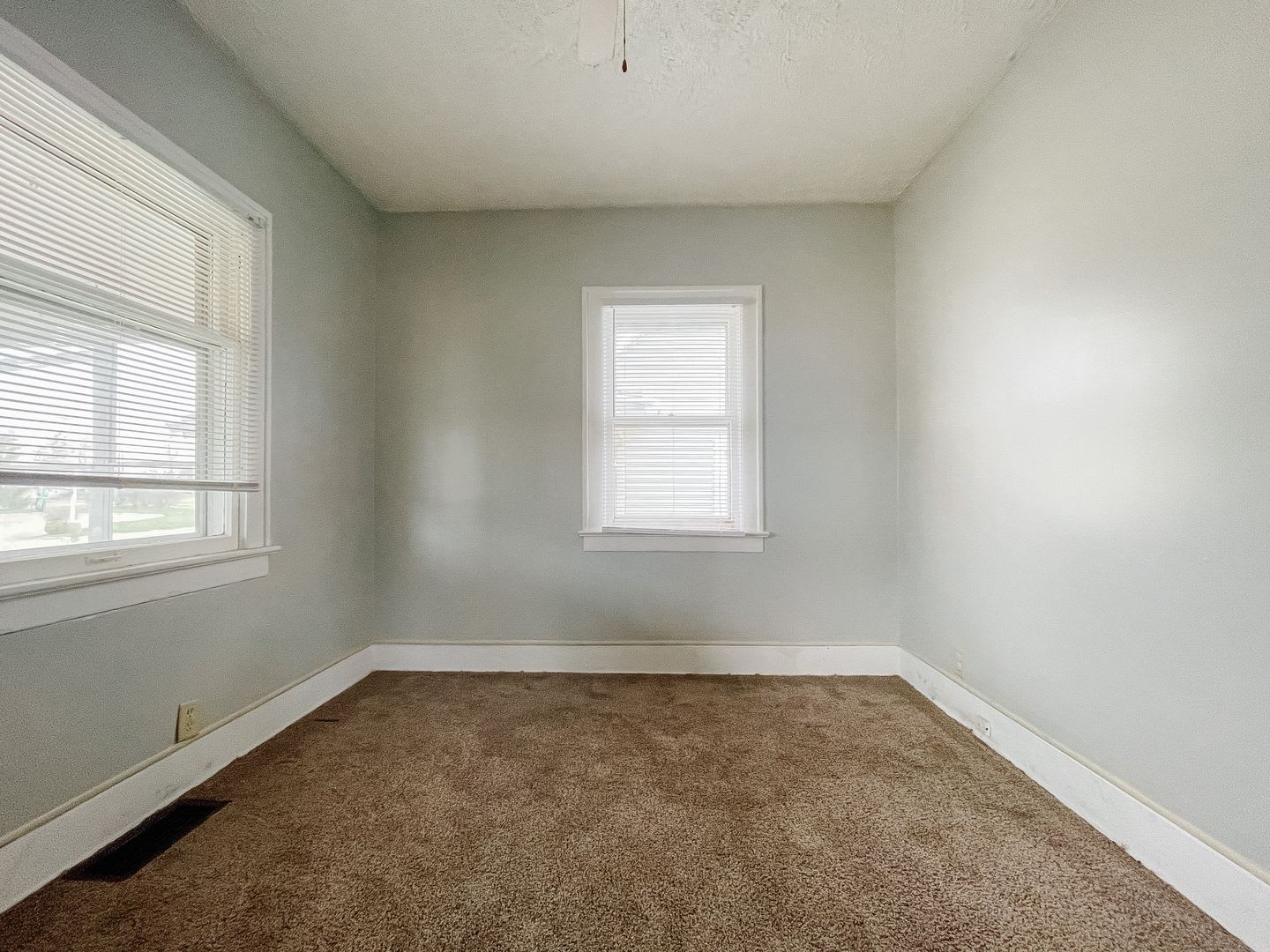 For Rent 1317 W Memorial Dr Pet Friendly With Fenced In Back Yard 2 Bedroom 1 Bath In The Heart Of Downtown Muncie Garage And Back Porch – photo 5