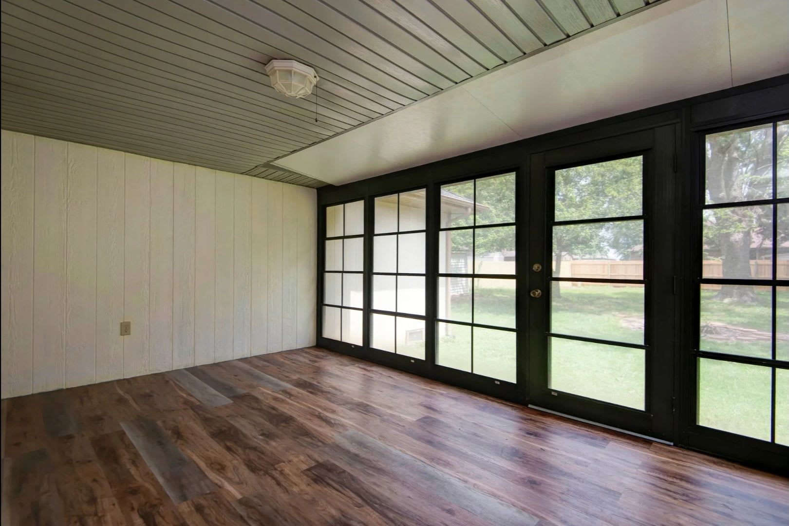 4 bedrooms / 2 bathrooms / Privacy Fence / PETS Welcome / WILLARD SCHOOLS / SUNROOM! – photo 4
