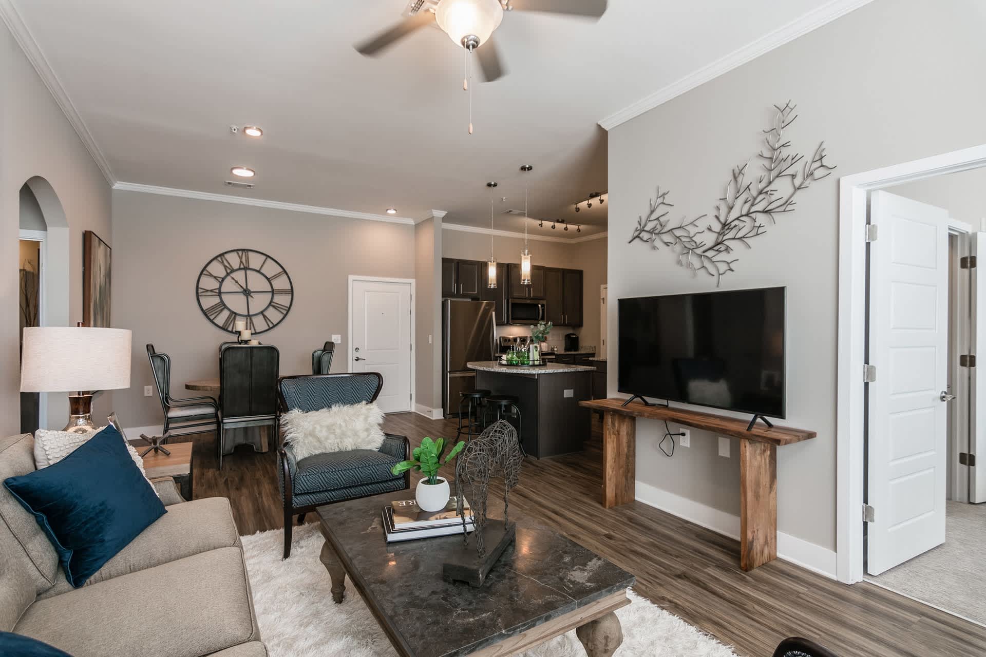 Vintage Foxland Apartments – photo 1