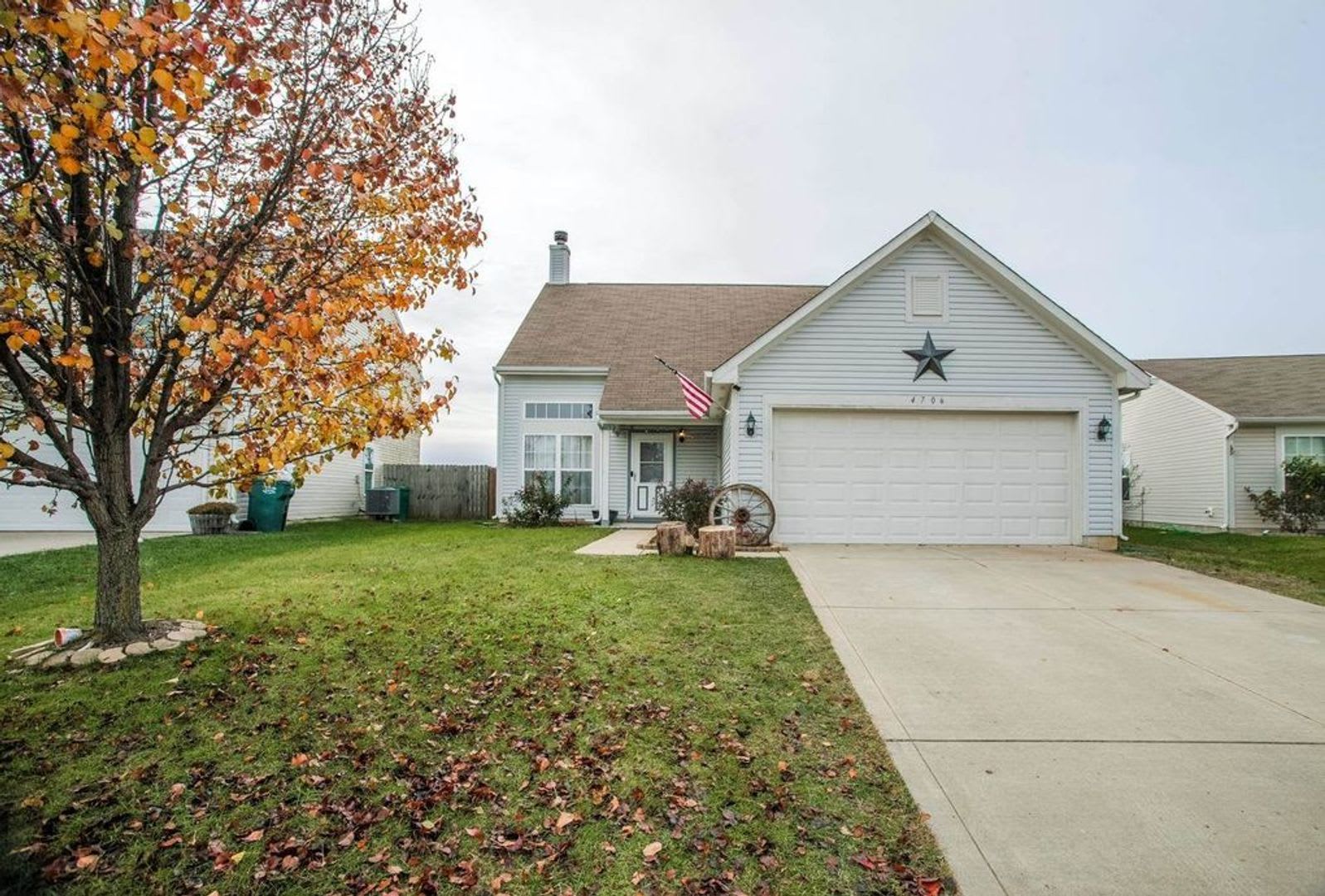 Spacious 2 Story 3 Bedroom 2.5 Bath House with a Large Fenced Backyard – photo 2