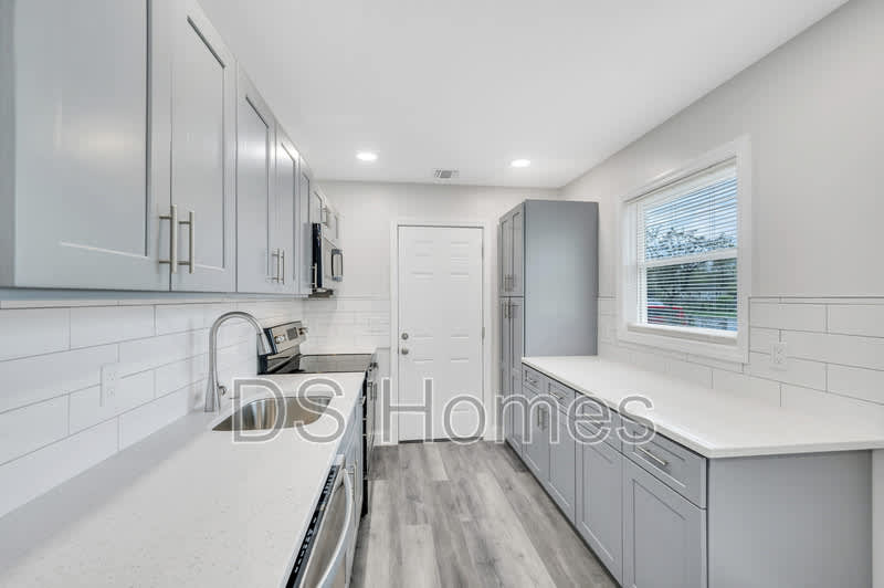 615 MacDonald Ave – photo 3