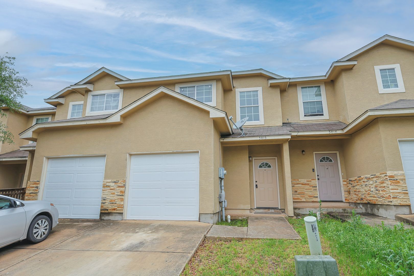 3 Bed 2.5 Townhome near Bandera & I-410 – photo 2