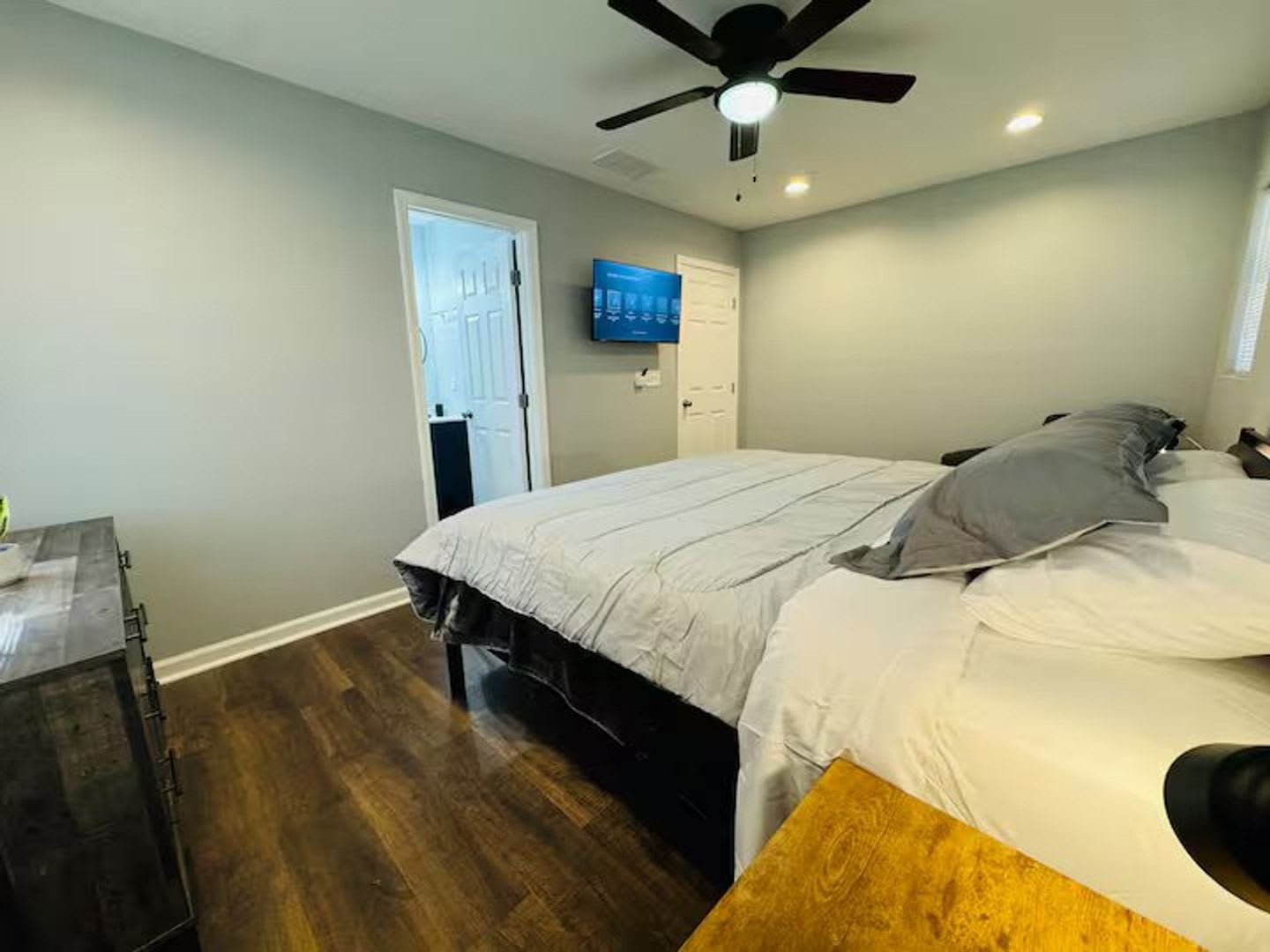 Room in 3 Bedroom Home in Forest Park – photo 3