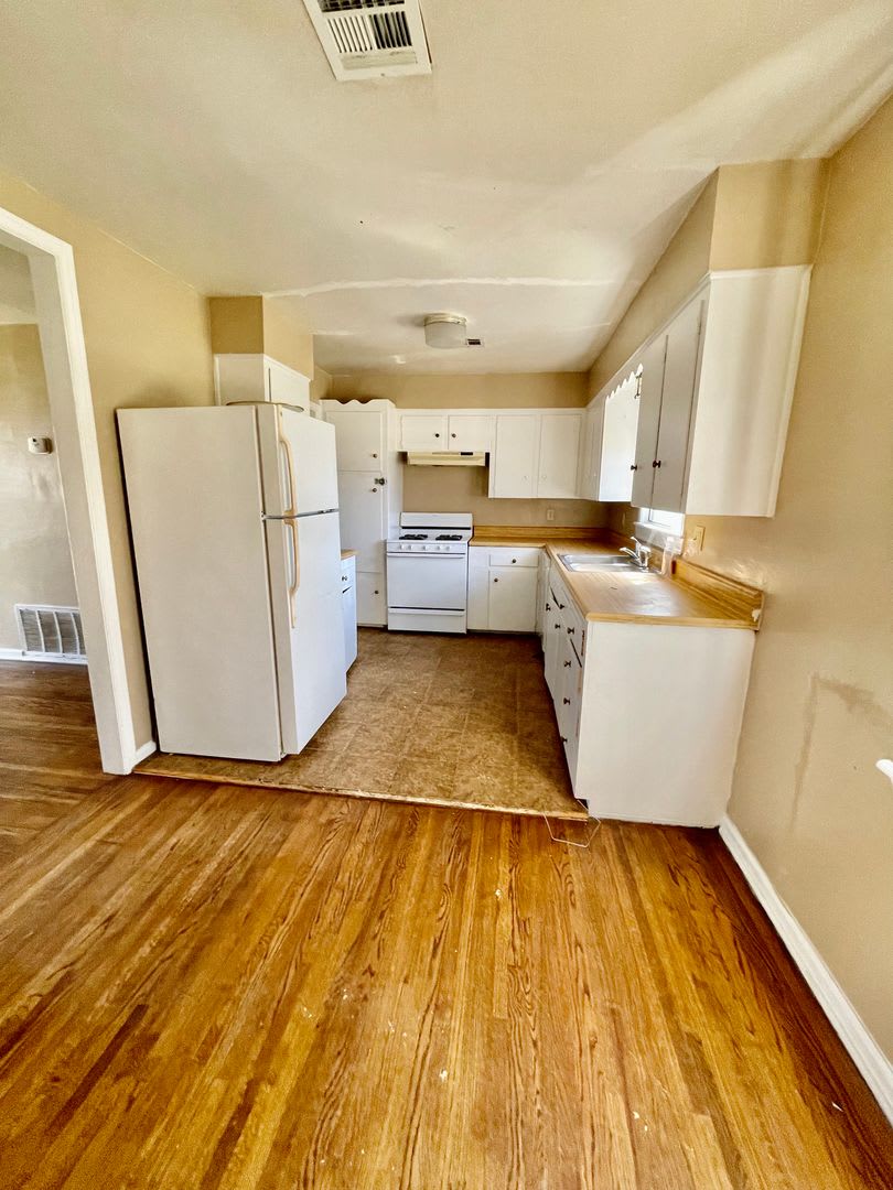 3 bedroom 1 bath House – photo 4
