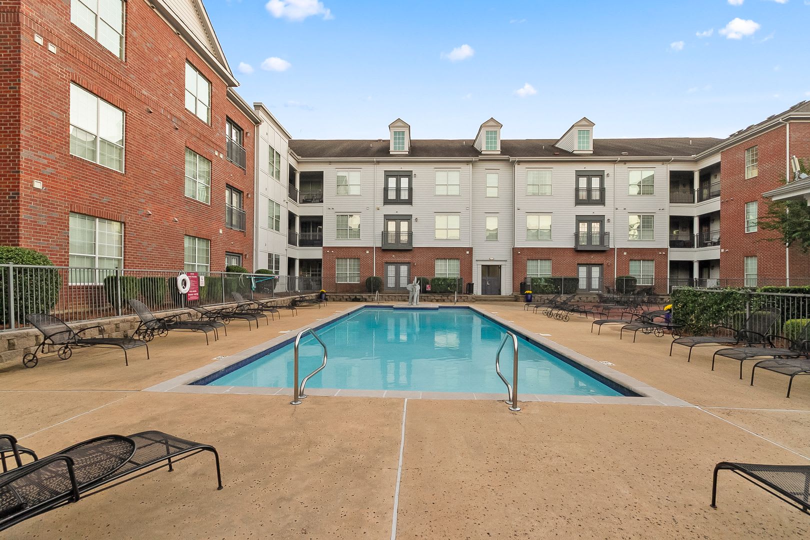 Fully Furnished Condo! Available Now! – photo 2