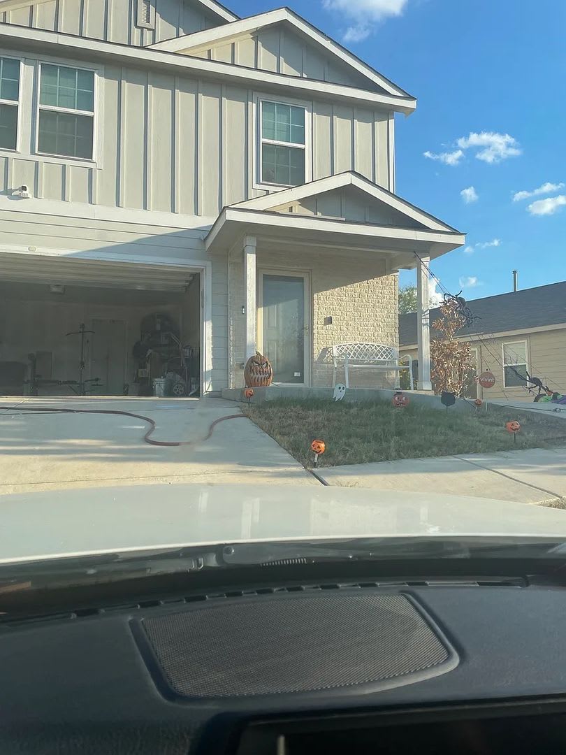 Room in 4 Bedroom Home in San Antonio – photo 4