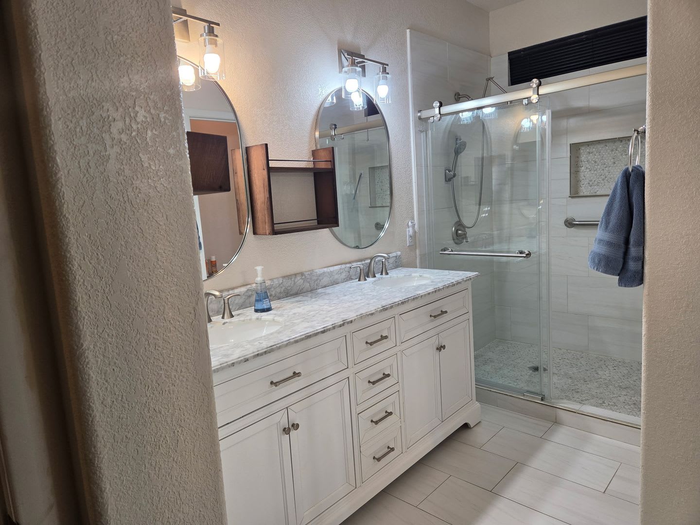 **COMING SOON** Charming Single-Story 3 Bedroom Home with Fireplace & Private Backyard – photo 5