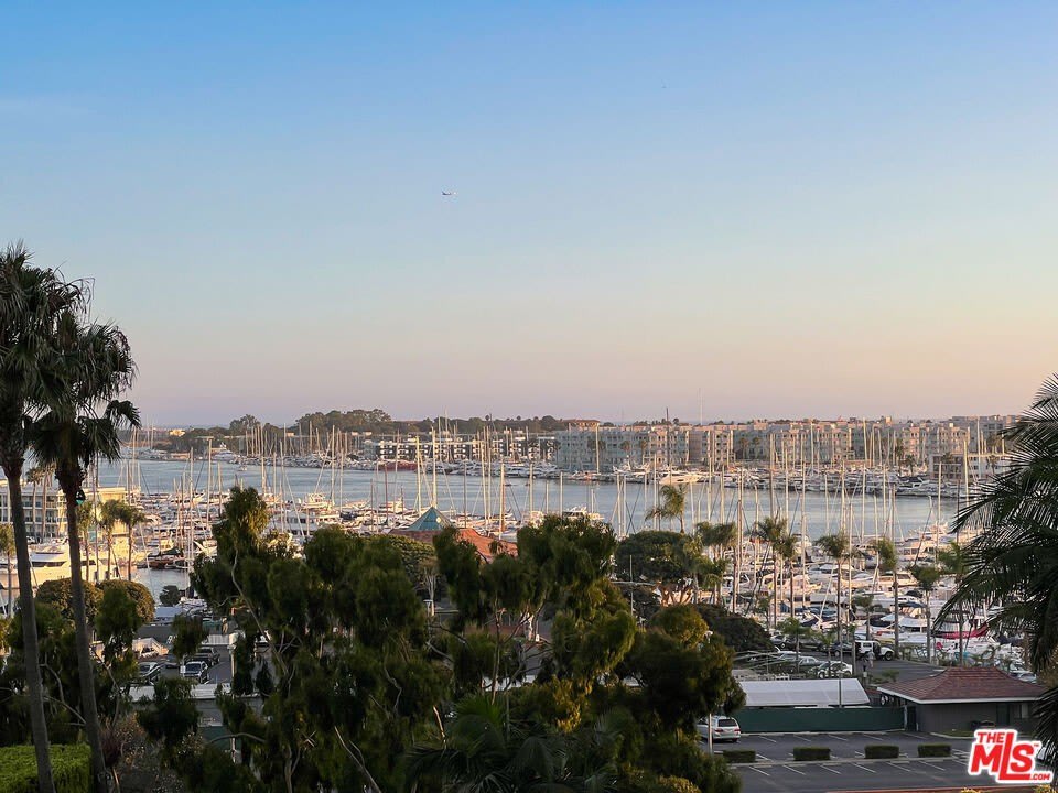 13650 Marina Pointe Dr – photo 4