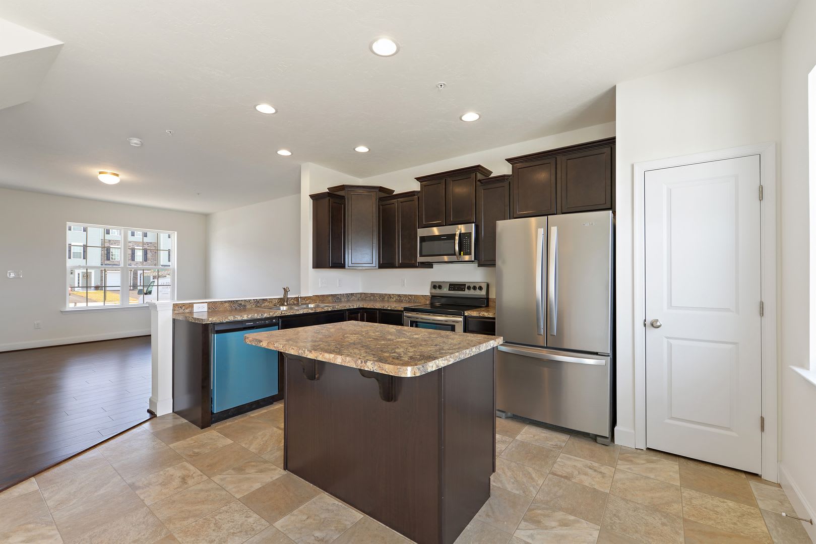 End Unit Townhome with Bonus Room! – photo 4