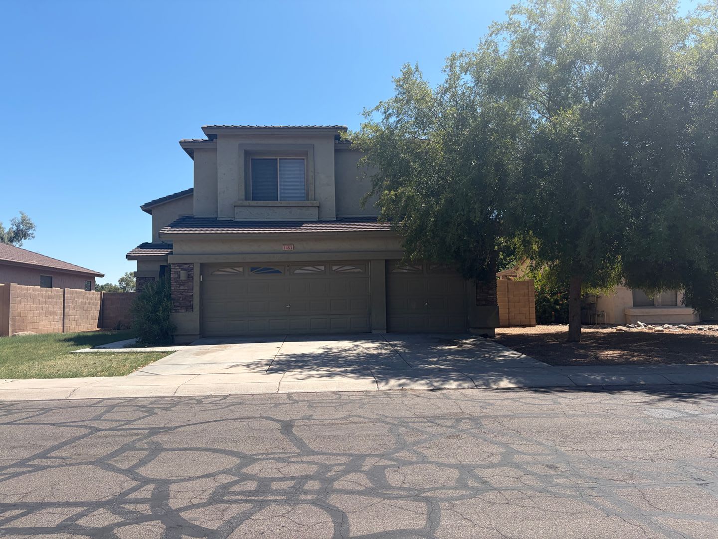 4 Bedroom Chandler Rental Vaulted Ceilings Primary Deck 3 Car Garage – photo 2