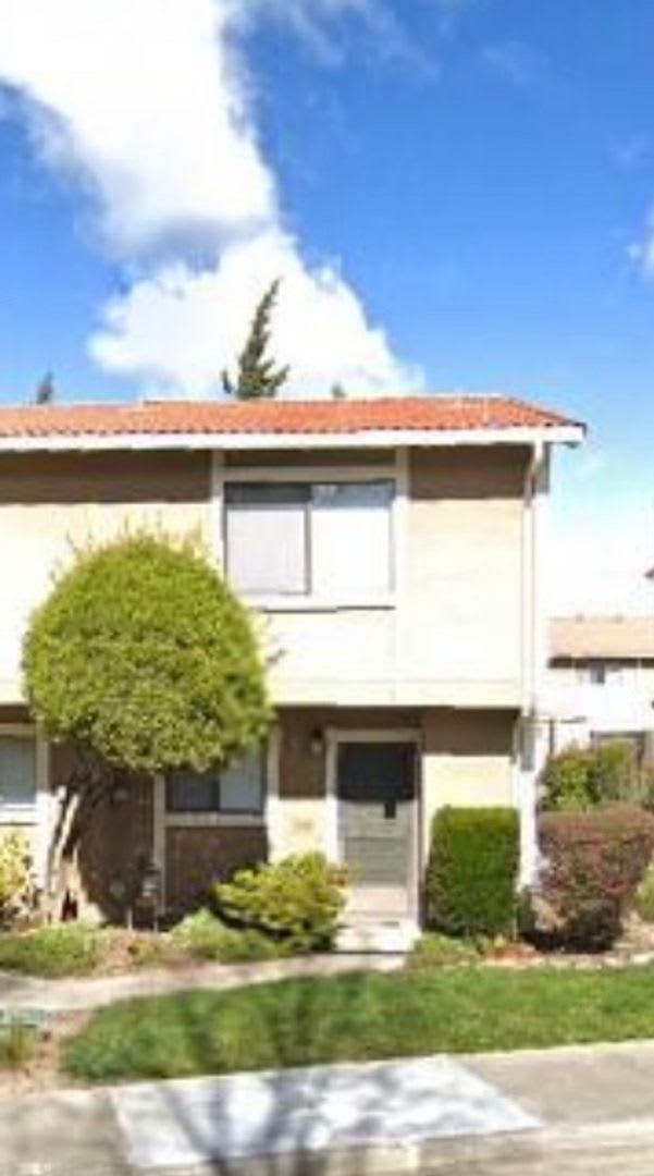 Very Clean 2 bedroom 1.5 bath Townhome; Garbage included! – photo 1
