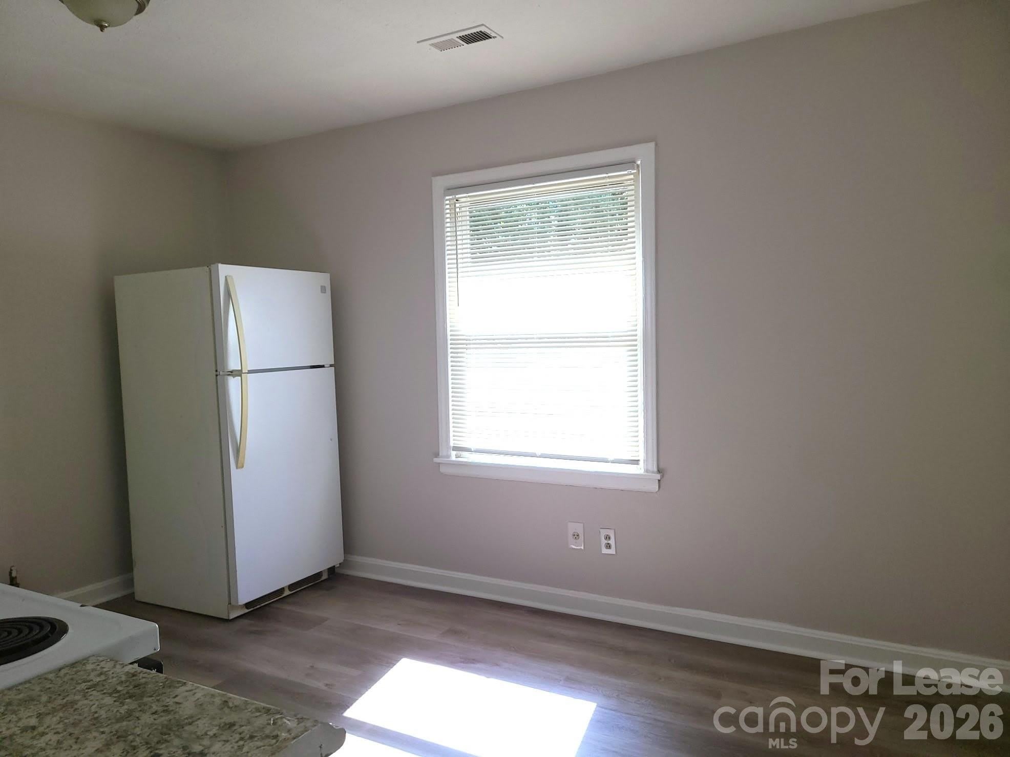 956 S Hoskins Road – photo 3