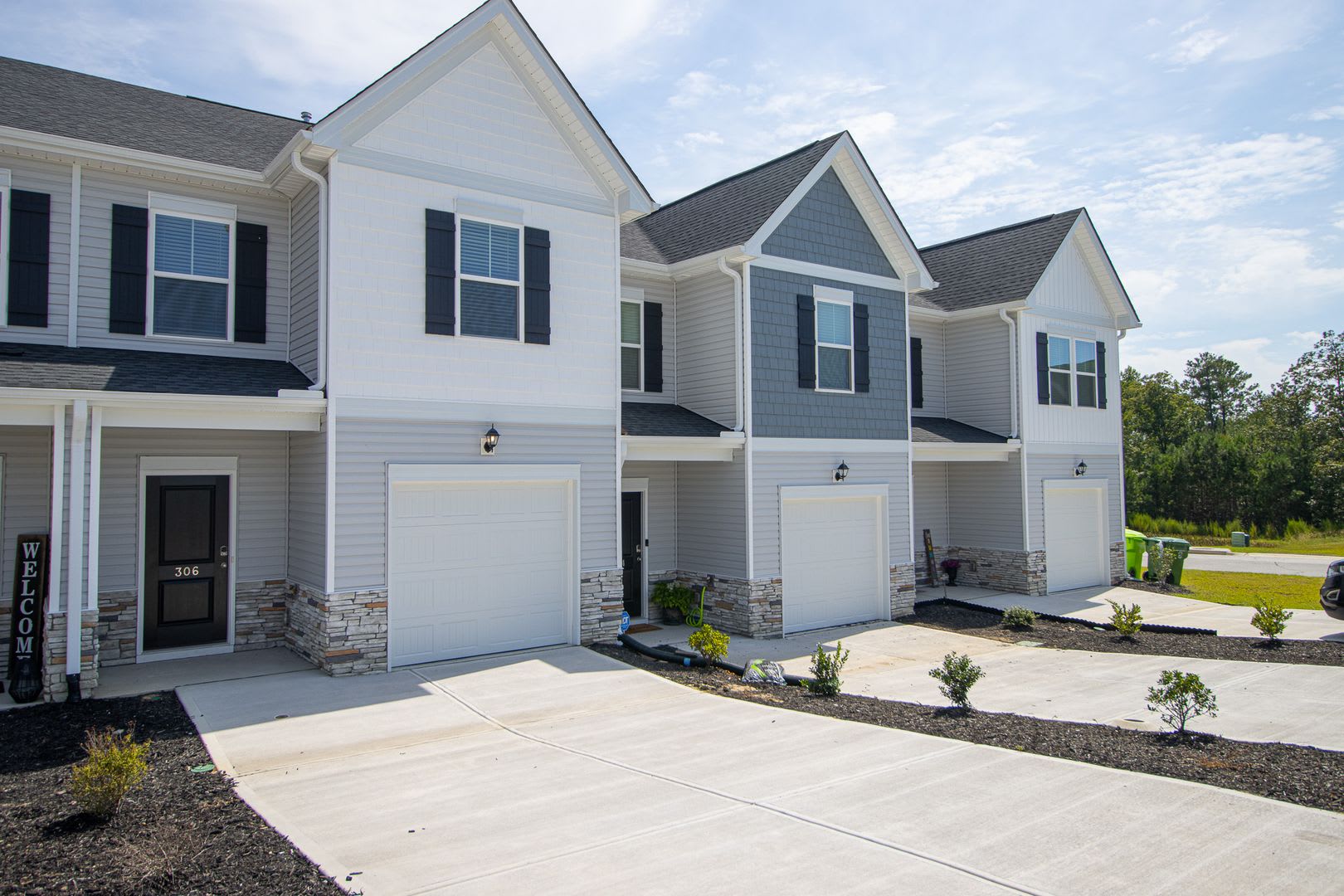 Beautiful 3-Bedroom Townhome with Modern Open-Concept Living – photo 2