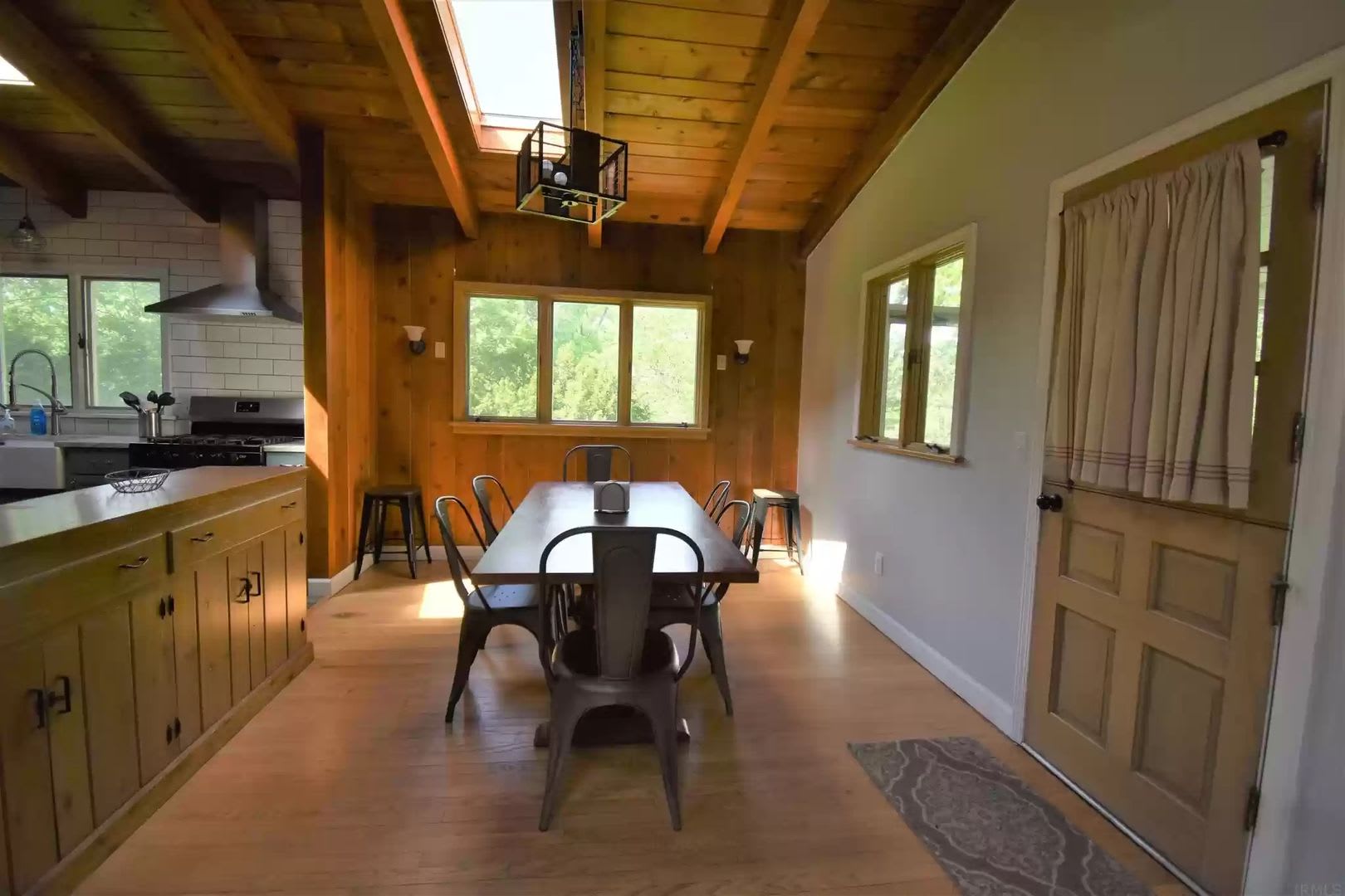 Hoosier Daddy This Fully Furnished Turn Key 6Bd 2Ba House – photo 4