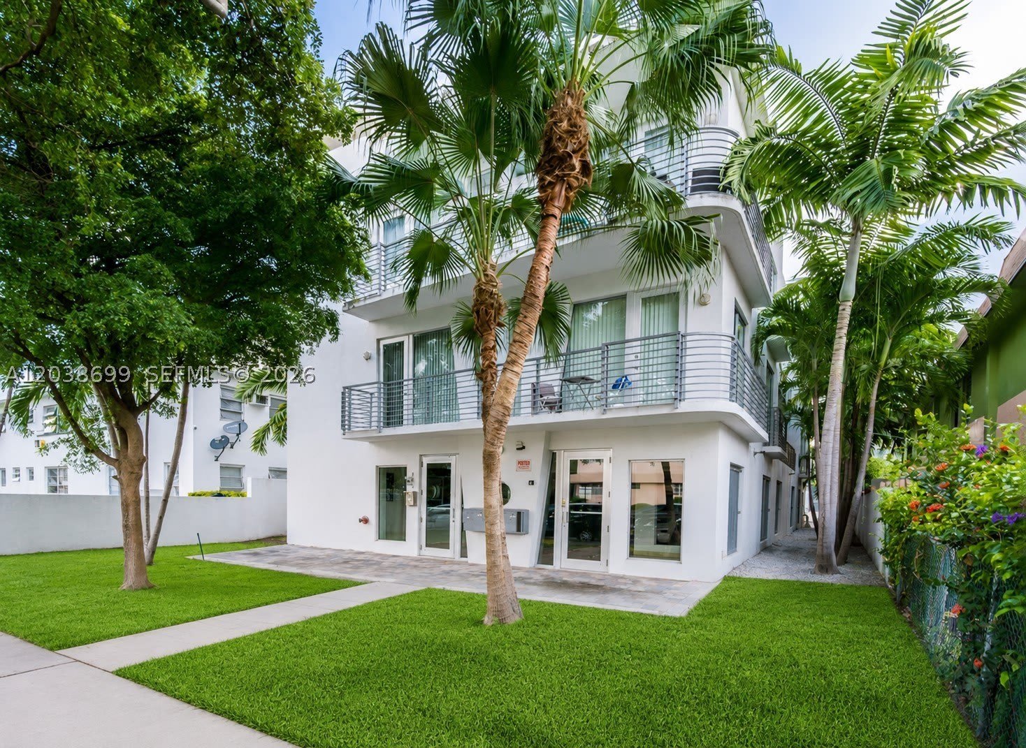 945 Michigan Ave – photo 2