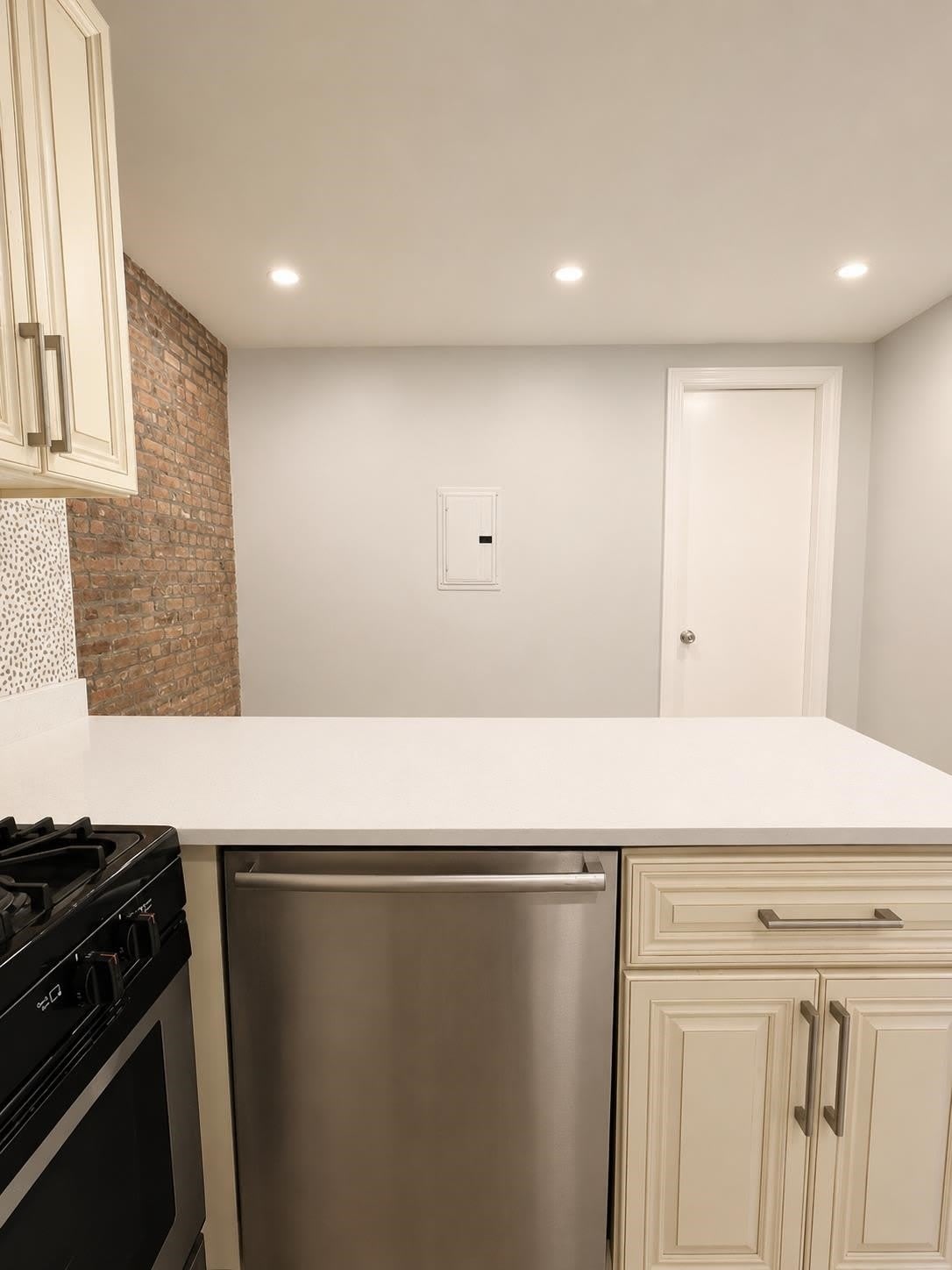 130 MONTICELLO AVE – photo 3