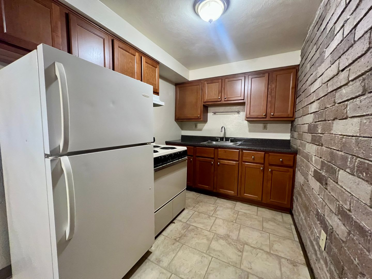 Cozy One Bedroom Apartment! Exposed Brick throughout & Laundry On-Site! Call Today! – photo 1